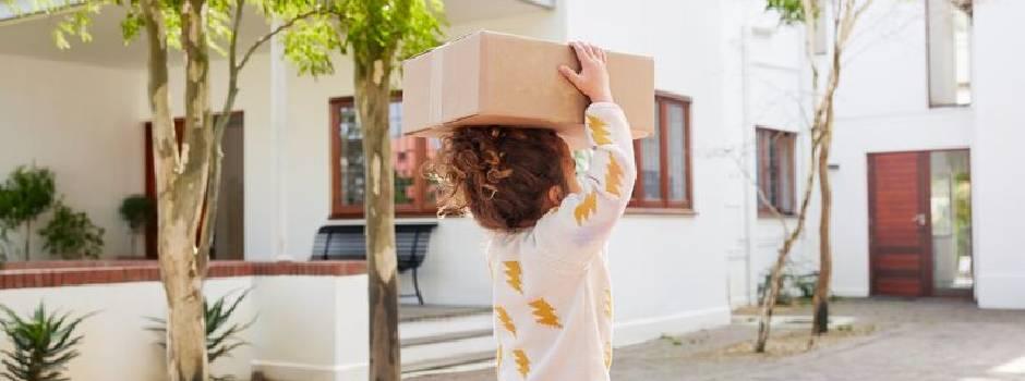 Petite fille avec un colis sur la tête