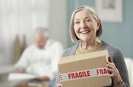 Femme âgée avec un colis fragile