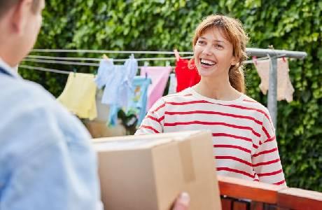 Une femme reçoit un colis de Chronopost