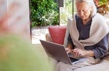 Une grand-mère avec une tablette